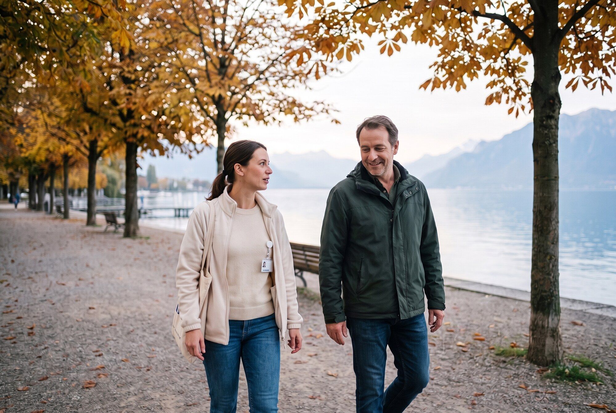Infirmière et patient marchant au bord du lac à l’automne
